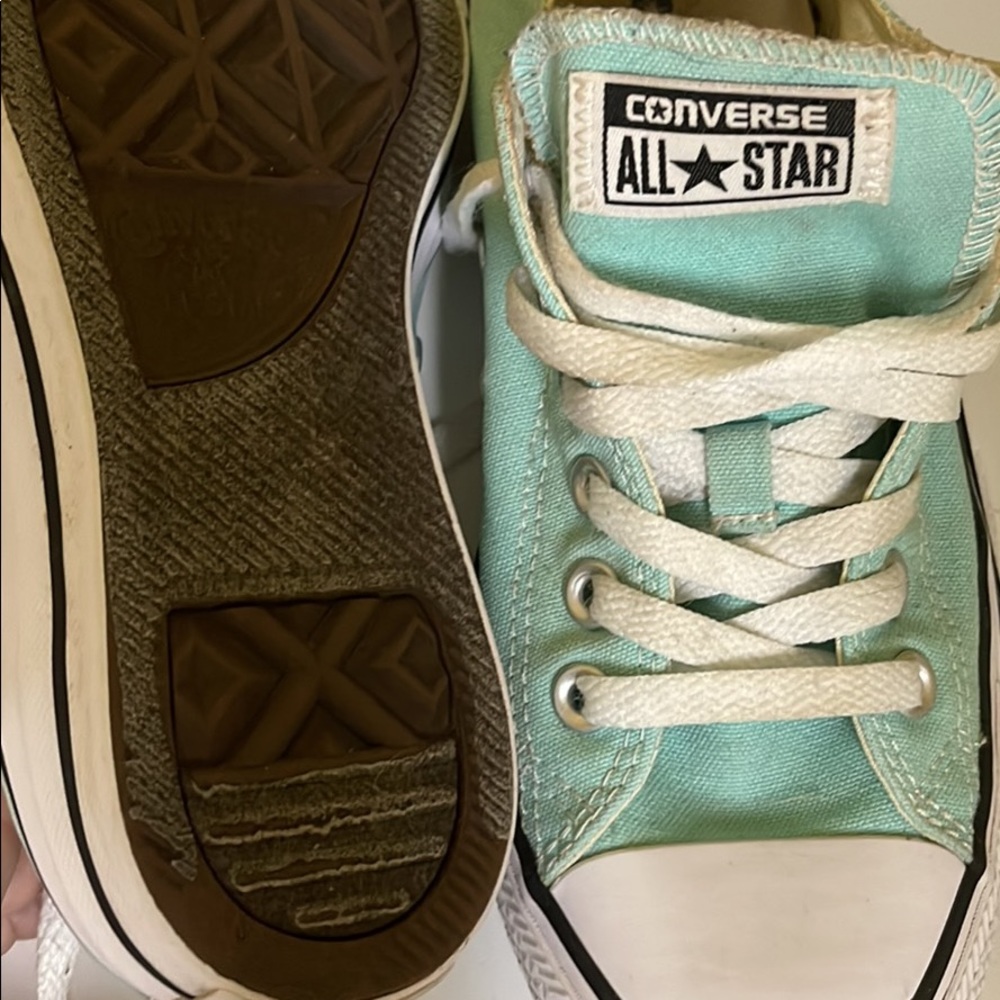 Low top Converse shoes. Worn handful of times. Size 7